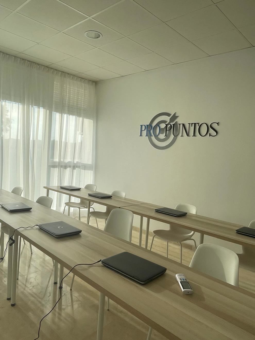 Aula de Propuntos con el logo en la pared