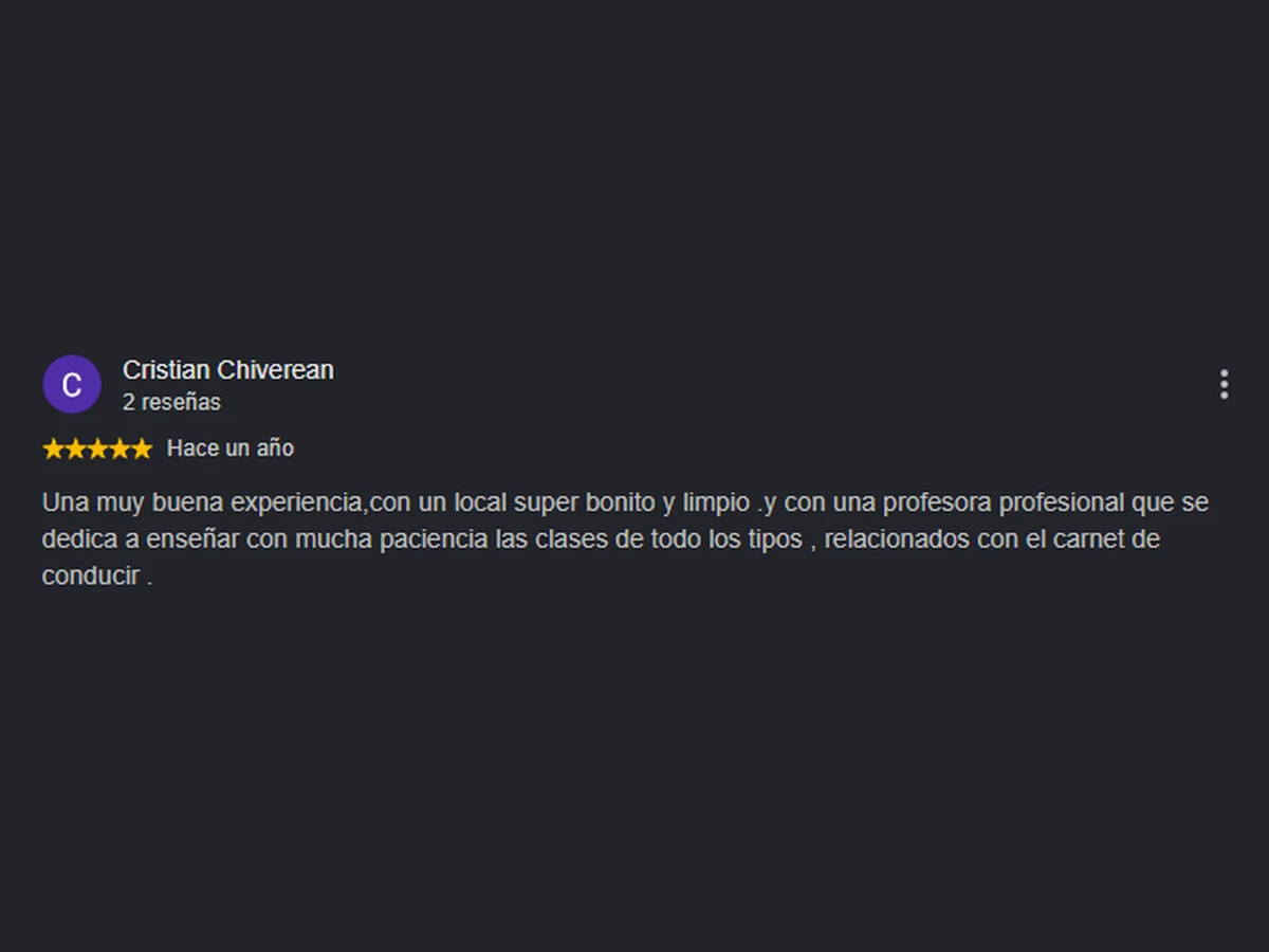 Reseña de 5 estrellas de Cristian Chiverean: «Una muy buena experiencia, con un local súper bonito y limpio, y con una profesora profesional que se dedica a enseñar con mucha paciencia las clases de todos los tipos relacionados con el carnet de conducir.»